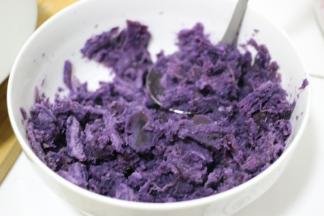 紫薯去皮洗净，切成块状放入蒸锅内蒸熟，蒸熟之后用勺子压成紫薯泥