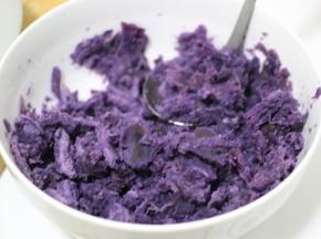 紫薯去皮洗净，切成块状放入蒸锅内蒸熟，蒸熟之后用勺子压成紫薯泥