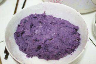 根据自己的口味往紫薯泥中放入适量的白糖，搅拌均匀，加入糯米粉，加适量的牛奶和成面团