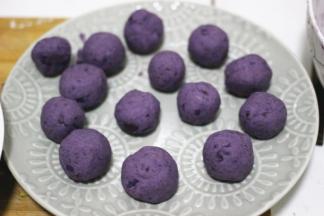 将做好的紫薯面团分成相同大小的小圆球
