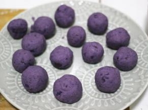 将做好的紫薯面团分成相同大小的小圆球