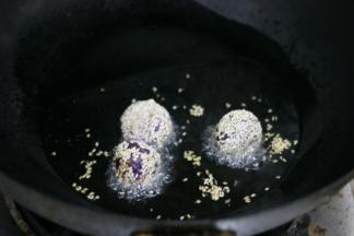 锅内放油烧至5分热，将紫薯球沿着锅边放入锅中