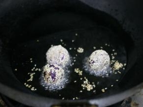 锅内放油烧至5分热，将紫薯球沿着锅边放入锅中