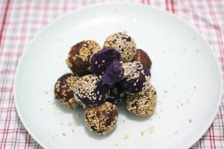 紫薯球会浮起来，我们要用铲子轻轻的按压下去，反复几次，直到芝麻表面变成金黄色就可以捞出控油