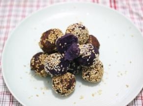 紫薯球会浮起来，我们要用铲子轻轻的按压下去，反复几次，直到芝麻表面变成金黄色就可以捞出控油