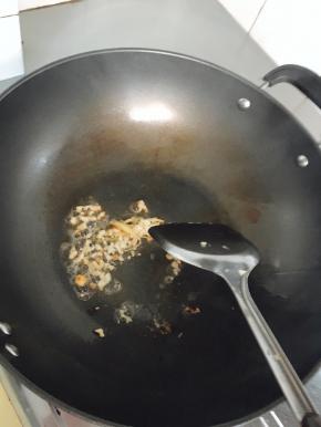 热锅加油，油热后把姜丝和蒜泥放入锅中爆香至金黄色