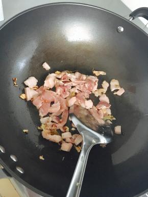 将猪肉先放进去翻炒