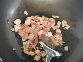 将猪肉先放进去翻炒