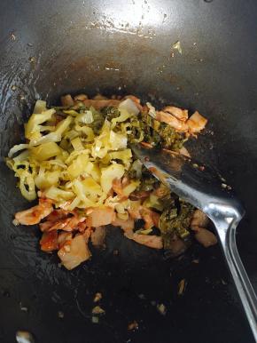 炒大概8分熟以后放入切好的酸菜