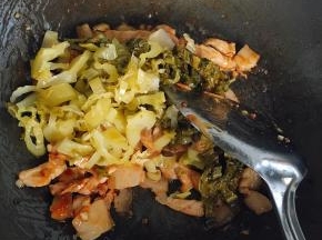炒大概8分熟以后放入切好的酸菜