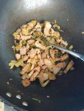 酸菜和猪肉一起翻炒大约一至二分钟即可