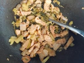 酸菜和猪肉一起翻炒大约一至二分钟即可