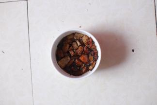 随后放入八角在一起装碗。