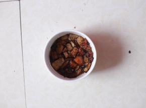 随后放入八角在一起装碗。