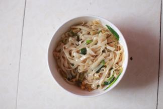 葱油浇在面上，撒榨菜