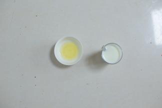 牛奶冲好冷却，两个鸡蛋取蛋清