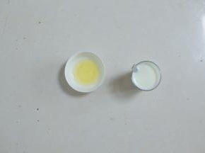 牛奶冲好冷却，两个鸡蛋取蛋清