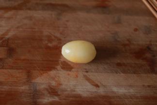 鸡蛋放入冰箱冰冻后拿出剥壳