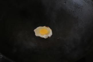 一个个下锅油炸后装盘