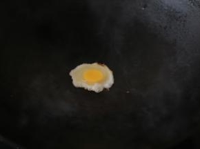 一个个下锅油炸后装盘