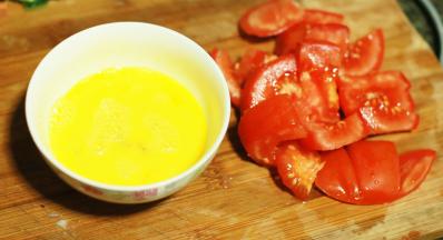 准备食材，两个鸡蛋搅拌好，番茄切块。