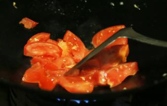 再炒番茄，炒出汁水最好。