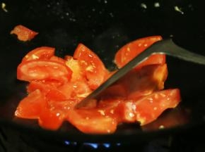 再炒番茄，炒出汁水最好。