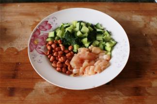 黄瓜切块，鸡肉切丁