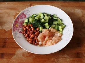 黄瓜切块，鸡肉切丁