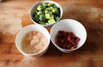 3.花生先下油锅炒一遍，鸡肉加入蛋清腌制一会