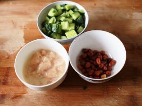 3.花生先下油锅炒一遍，鸡肉加入蛋清腌制一会