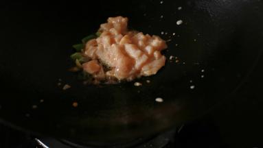 先放入鸡肉炒