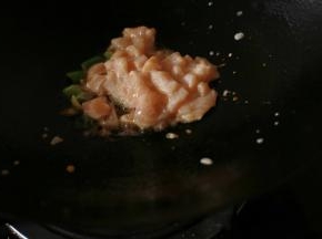 先放入鸡肉炒