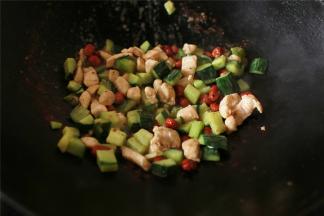 所有食材放入锅内炒一炒，用淀粉加水倒入锅中勾芡，起锅