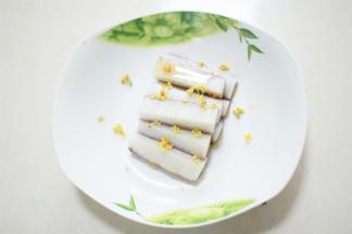 蒸熟装盘，淋上蜂蜜，撒桂花~