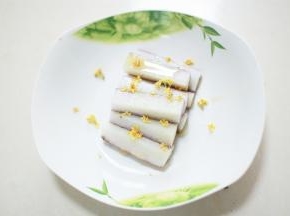 蒸熟装盘，淋上蜂蜜，撒桂花~