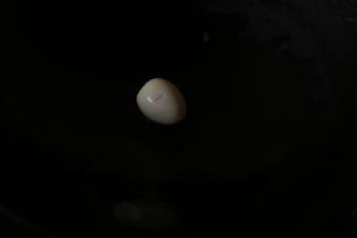 整个放入油锅，小火炸，不停翻炒，小心别炸糊