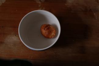 炸到全身起虎皮，就可以起锅了。吃的时候可以直接放到卤水里泡着，或是直接做下酒菜都是不错的选择