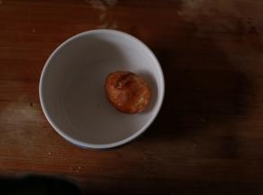 炸到全身起虎皮，就可以起锅了。吃的时候可以直接放到卤水里泡着，或是直接做下酒菜都是不错的选择