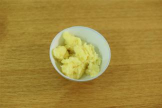 土豆蒸熟捣成泥。