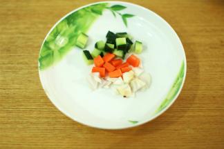 准备好切丁的黄瓜，胡萝卜，洋葱。