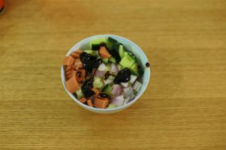 加入切丁的火腿，黄瓜洋葱，最后淋甜面酱，搅拌即可