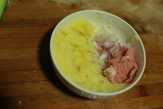 土豆蒸熟捣烂，肉切成肉糜，洋葱切碎