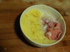 土豆蒸熟捣烂，肉切成肉糜，洋葱切碎