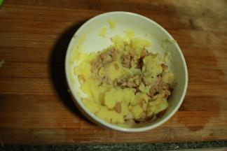 肉糜洋葱下锅炒香后和土豆搅拌。