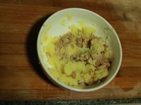 肉糜洋葱下锅炒香后和土豆搅拌。