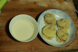 捏成肉饼，准备灰面加水裹糊