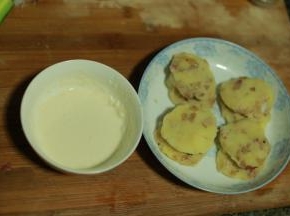 捏成肉饼，准备灰面加水裹糊
