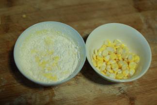 玉米掰成颗粒，面粉和蛋黄搅拌