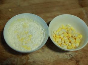 玉米掰成颗粒，面粉和蛋黄搅拌